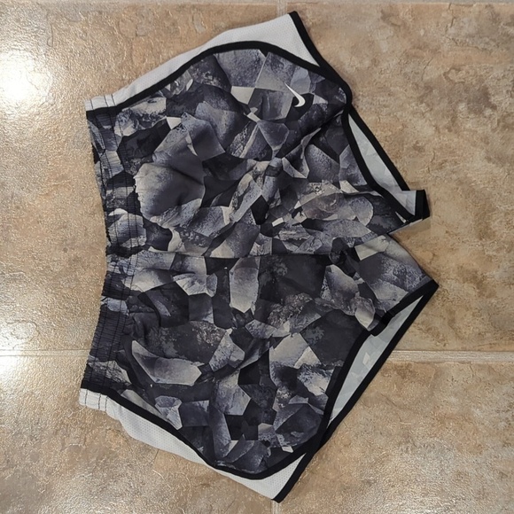Nike Lined Girls Size Medium Athletic Shorts Mixed Print - Picture 1 of 5